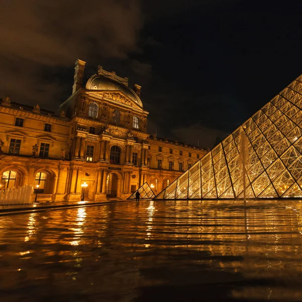 Musée du Louvre la nuit, Paris, France en novembre 2016 — Photo