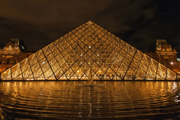 Musée du Louvre la nuit, Paris, France en novembre 2016 — Photo