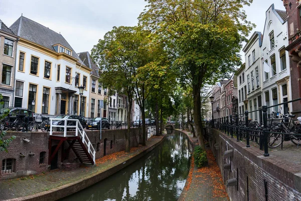 Utrecht történelmi központjában lévő folyó csatorna — Stock Fotó