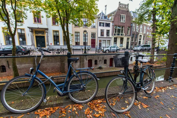 Bicicletas cerca del canal en el centro de la ciudad de Utrecht —  Fotos de Stock