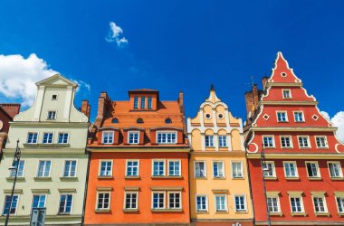 Wroclaw, Polonya'nın merkezindeki renkli evleri