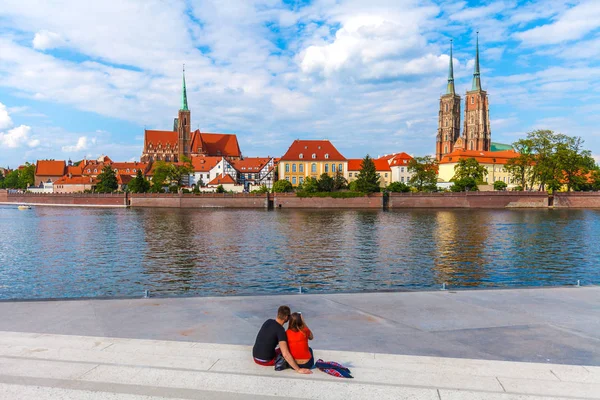 Couple regardant l'île cathédrale de Wroclaw — Photo