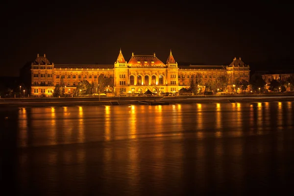 Budapest - Hungarian parliament at night — Stock Photo, Image