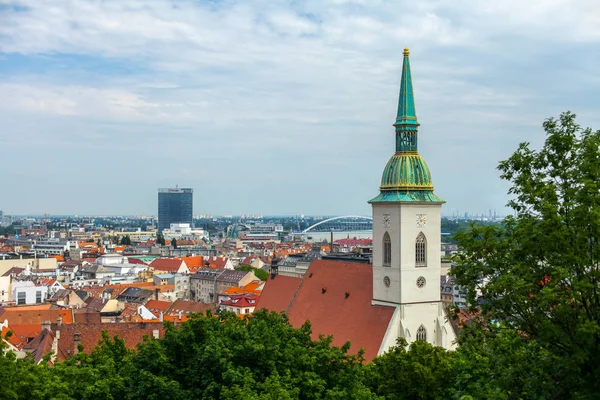 Церква і червоні дахи в центрі Братислави — стокове фото
