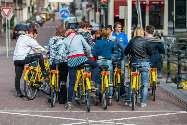 Group of bike tourists in Amsterdam — Stock Photo, Image