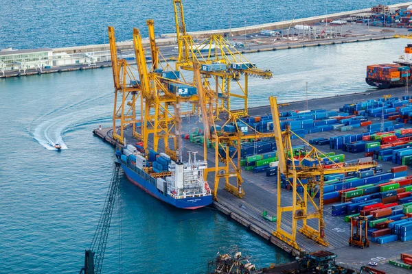 Puerto de carga marítima y terminal de contenedores, Barcelona. Febrero 2017 — Foto de Stock