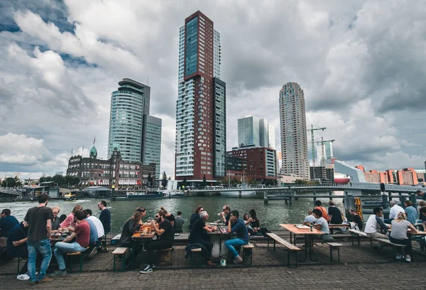 Persone che pranzano in terrazza davanti ai grattacieli di Rotterdam, Paesi Bassi — Foto Stock