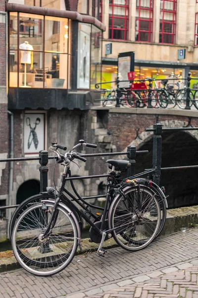 Bicicleta estacionada ao longo do canal em Utrecht, Países Baixos — Fotografia de Stock