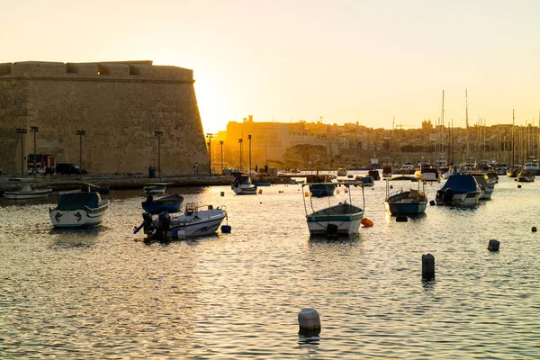 Görünüm Kalkara Körfezi'günbatımı ışığı, Malta — Stok fotoğraf