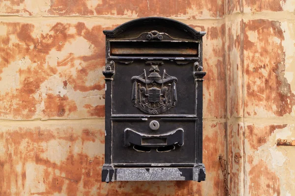 Винтажный почтовый ящик в Валетте, Мальта — стоковое фото