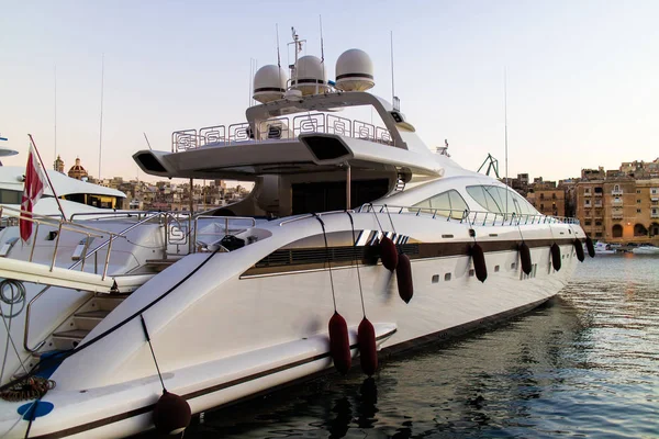 Luksusowy jacht zacumowany na Grand Harbour Marina, Malta — Zdjęcie stockowe