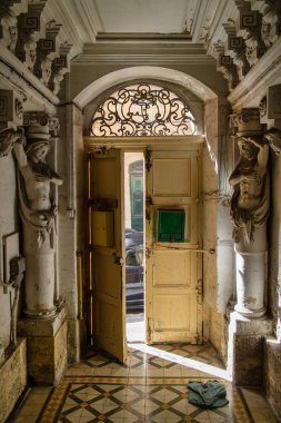 Ön kapı ve Valetta, Malta'da eski bir binanın iç