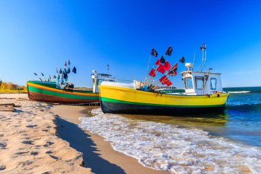 Canlı balıkçı tekneleri üzerinde kumlu plaj, Baltık Denizi Sopot