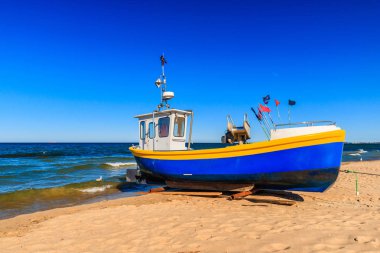 Canlı balıkçı tekneleri üzerinde kumlu plaj, Baltık Denizi Sopot