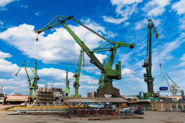 Краны на Гданьском судостроительном заводе — стоковое фото