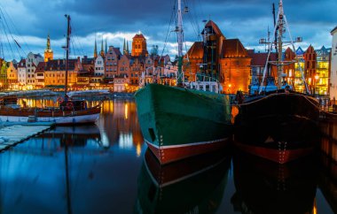 Gdansk tarihi merkezi akşamları liman