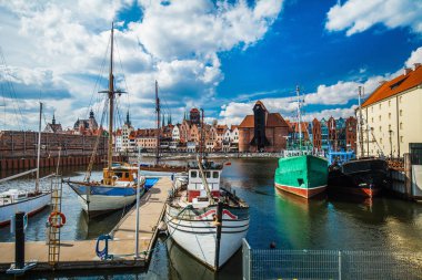 Gün boyunca Gdansk tarihi merkezi liman