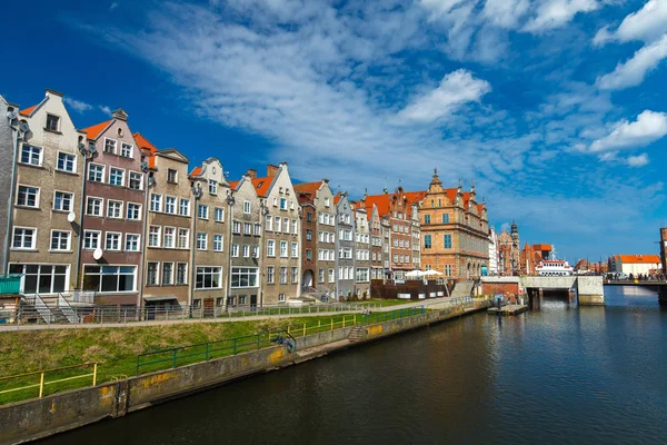 A cidade velha em Gdansk durante o dia ensolarado — Fotografia de Stock