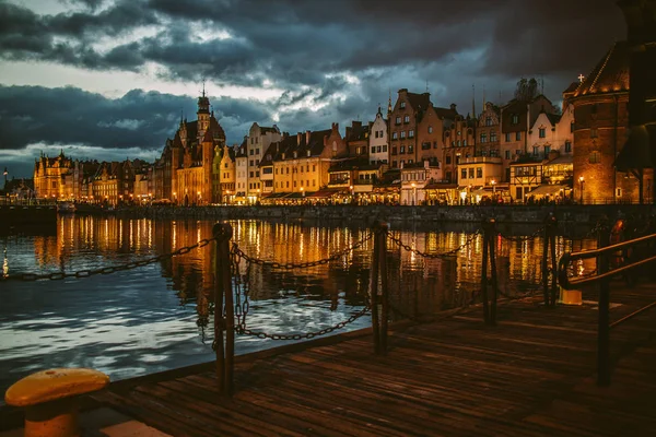 A cidade velha em Gdansk à noite como visto do porto — Fotografia de Stock