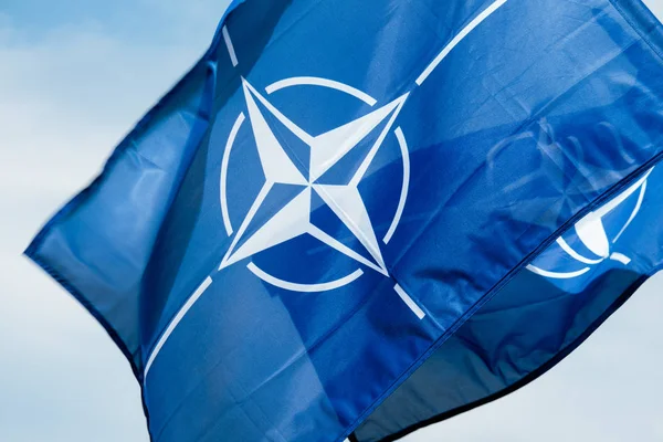 Powiewają na wietrze flagi NATO — Zdjęcie stockowe