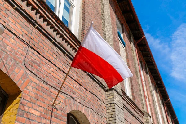 Flaga Polski w starym budynku w Gdańsku — Zdjęcie stockowe