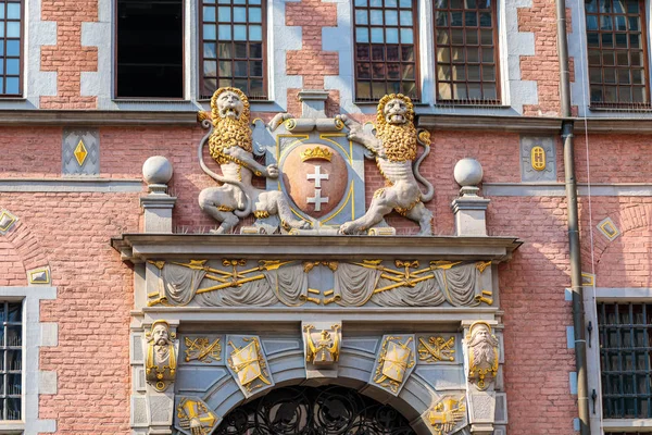 Leones decorativos en la fachada de la gran armería en Gdansk, Polonia —  Fotos de Stock