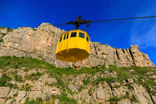 Cabine amarela teleférico para o mosteiro de Montserrat, Espanha — Fotografia de Stock