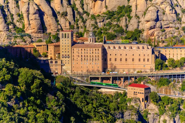 Θέα του μοναστηριού της montserrat. υψηλή στα βουνά. Καταλονία. Ισπανία — Φωτογραφία Αρχείου