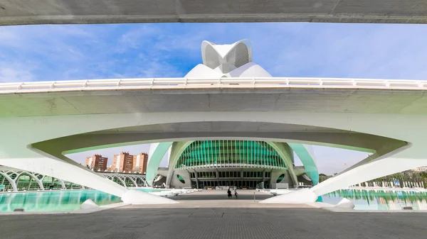 Nézd a modern épület Palace of Arts, Valencia, Spanyolország február 2017 — Stock Fotó