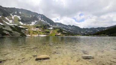 Yaz günü sırasında Tatra Dağları'nda gölet güzel hızlandırılmış