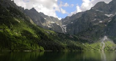 Bulutlar üzerinde güzel dağ göle Morskie Oko - Zakopane, Polonya