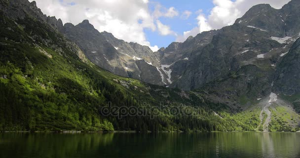 Nubes sobre el hermoso lago de montaña en Morskie Oko - Zakopane, Polonia — Vídeo de stock