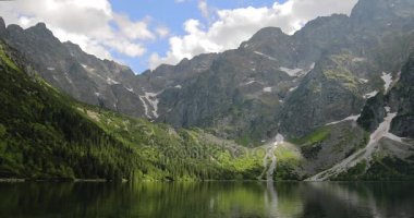 Bulutlar üzerinde güzel dağ göle Morskie Oko - Zakopane, Polonya