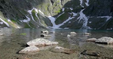 Kristal berraklığında su ve kara su birikintisi yakın taşlara Rysy en yüksek (en yüksek Polonya), Tatra Dağları