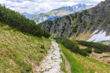 Tatra Dağları beş göletler, Polonya Valley yakınındaki taş yol