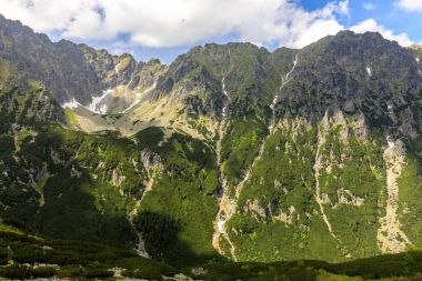 Tatra mountain kayalıklarla ve şelaleler Dolina Roztoki görüldüğü gibi yaz aylarında. Polonya Tatra Dağları