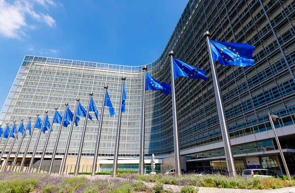 Banderas de la Unión Europea frente a la Comisión Europea en Bruselas, Bélgica — Foto de Stock