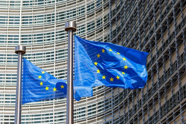 벨기에 브뤼셀에서 유럽 위원회의 앞에 유럽 연합 플래그 — 스톡 사진