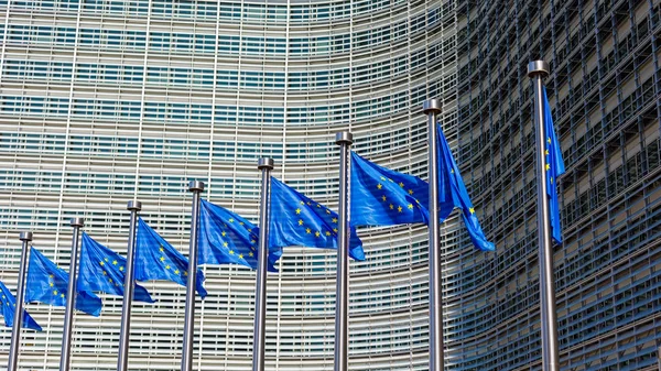 Banderas de la Unión Europea frente a la Comisión Europea en Bruselas, Bélgica — Foto de Stock