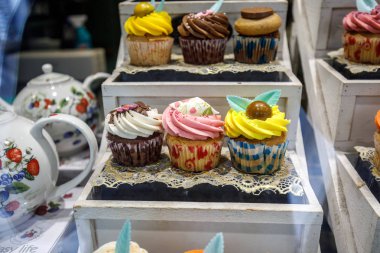 Bruges'deki Dükkanı pencereden gördüm güzel canlı cupcakes