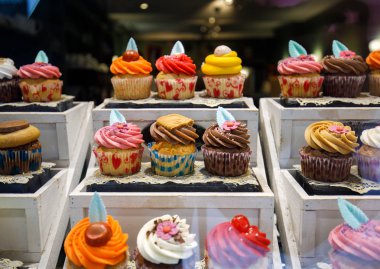 Bruges'deki Dükkanı pencereden gördüm güzel canlı cupcakes