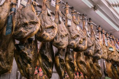 Valencia, İspanya - Şubat 2017 işaretleyicisinde asılı İberya Jamon bacaklar
