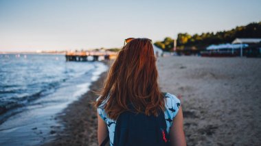 Zencefil kızla sahilde akşamları yürüyüş sırt çantası