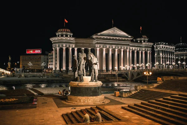 Pomník před archeologické muzeum v centru města Skopje v noci, Makedonie - srpen 2016 — Stock fotografie