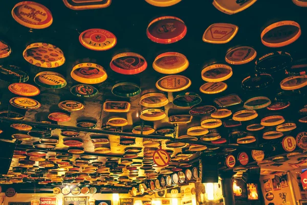 Deliryum Cafe - bira bira deliryum Cafe Brüksel - Temmuz 2013 tavan süslüyor.