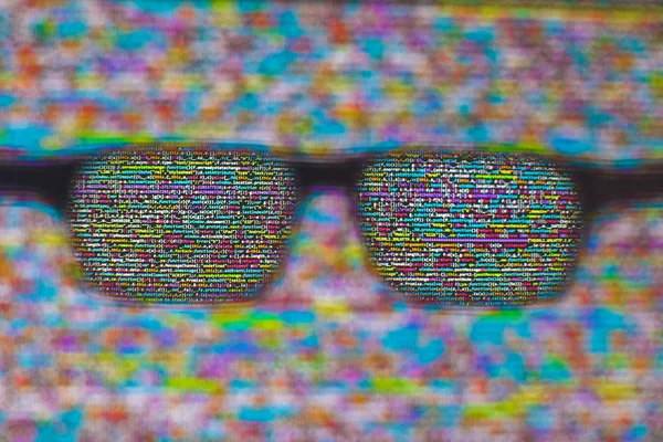 Lignes de code informatique vues à travers les lunettes — Photo