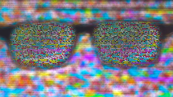 Linhas de código de computador vistas através dos óculos — Fotografia de Stock
