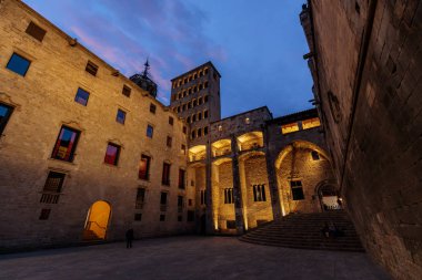 Tarihsel Plaza del Rey Barcelona gece