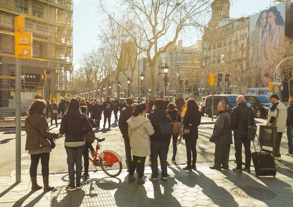 Pessoas na rua de Barcelona, Espanha - Fevereiro 2017 — Fotografia de Stock