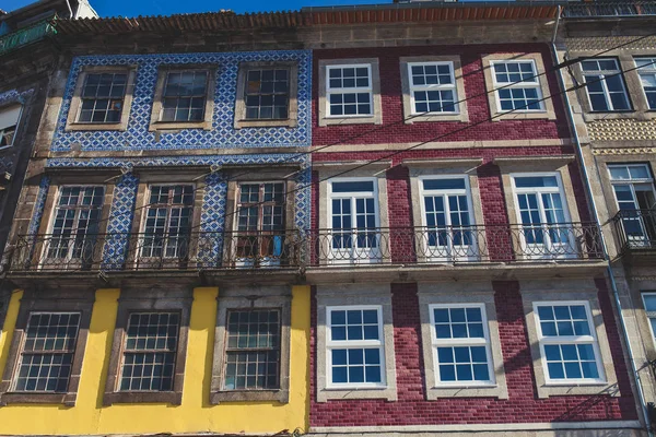 Fasader av vintage husen i Porto, Portugal — Stockfoto